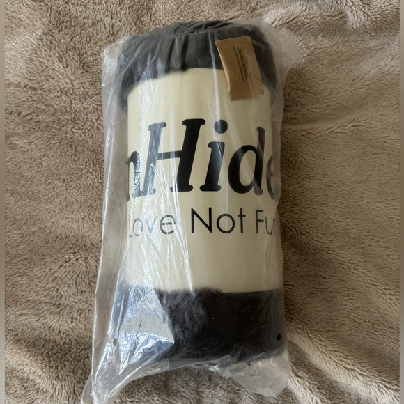 NWT UnHide Lil’ Marsh Charcoal Faux Fur Blanket - Picture 5 of 5